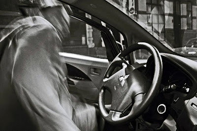 un homme entre dans une voiture Mitsubishi, photo © dominique houcmant