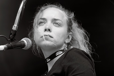 Catherine Di Biasio joue de la batterie dans le groupe de Kris Dane au Festival les Ardentes 2007 à Liège, photo © dominique houcmant