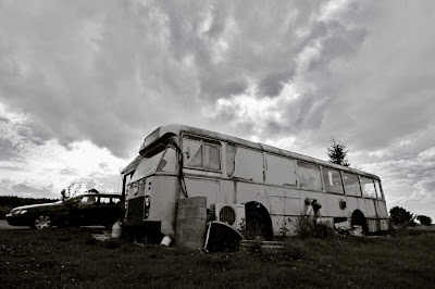 Friterie dans un vieil autobus, photo © dominique houcmant