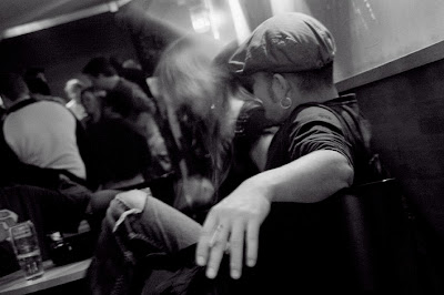 homme avec casquette dans un bar, photo © dominique houcmant