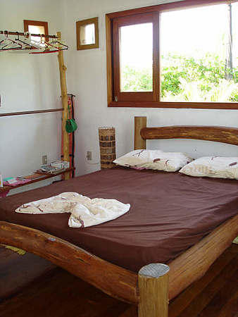 A cama simples e adorável para a casa de campo.