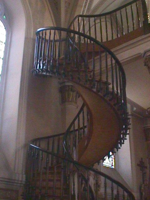As Escadas em espiral para a sua casa, para a Igreja restaurada, para embelezar qualquer divisão.