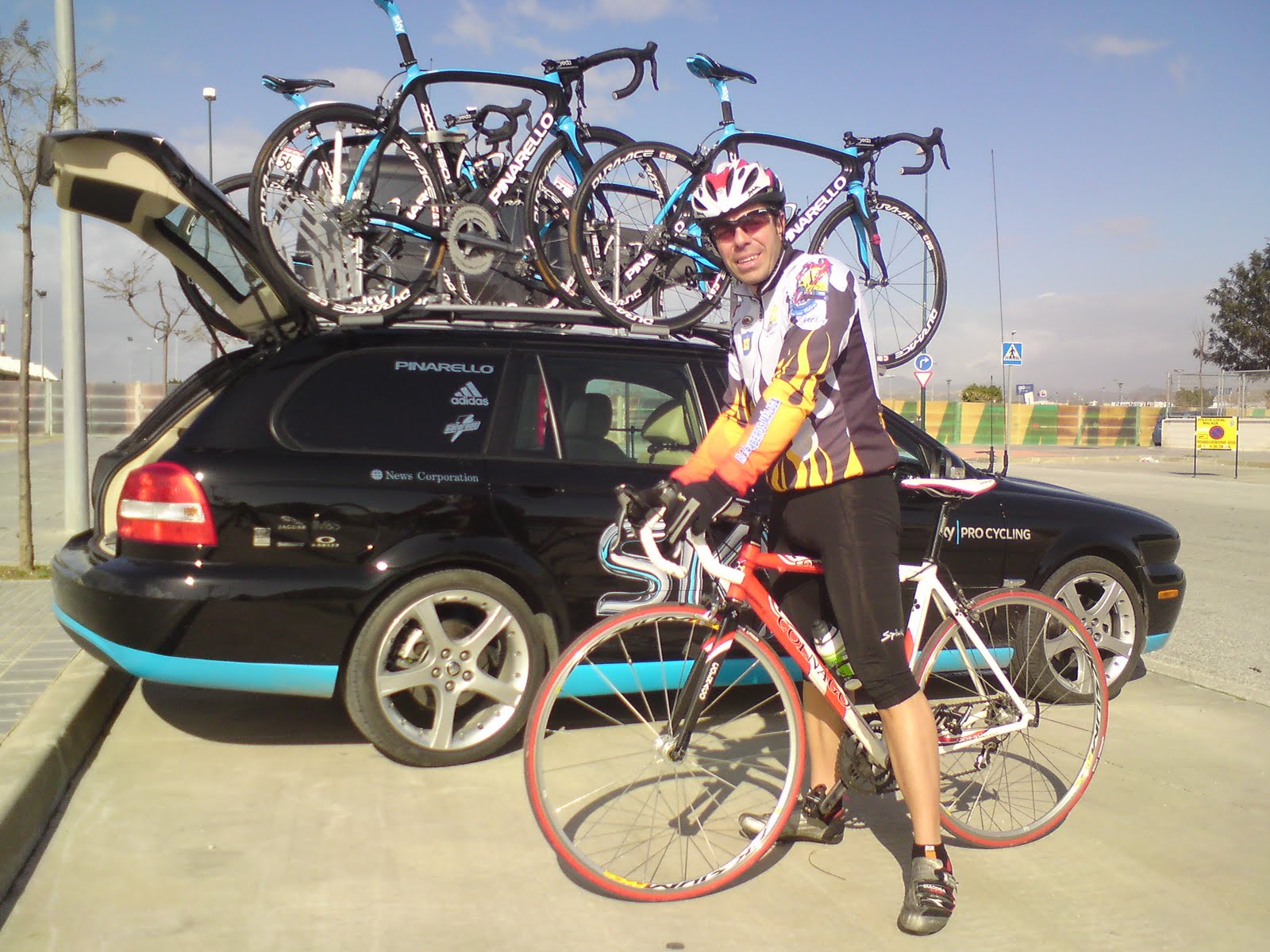 [Juanmi+y+coche+de+apoyo.JPG]