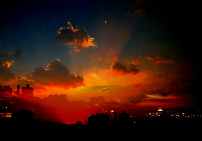 Imagem de Cláudia Perotti chamada de Céus Tão Meus, mostrando um céu com vários tons de vermelho