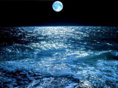 Lua sobre o mar