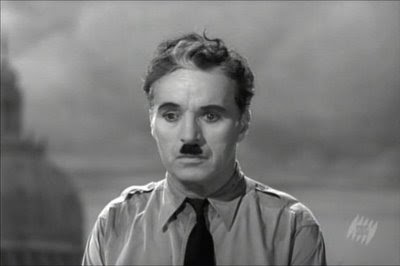 Charles Chaplin usa a voz pela primeira vez e faz um discurso histórico sobre a liberdade