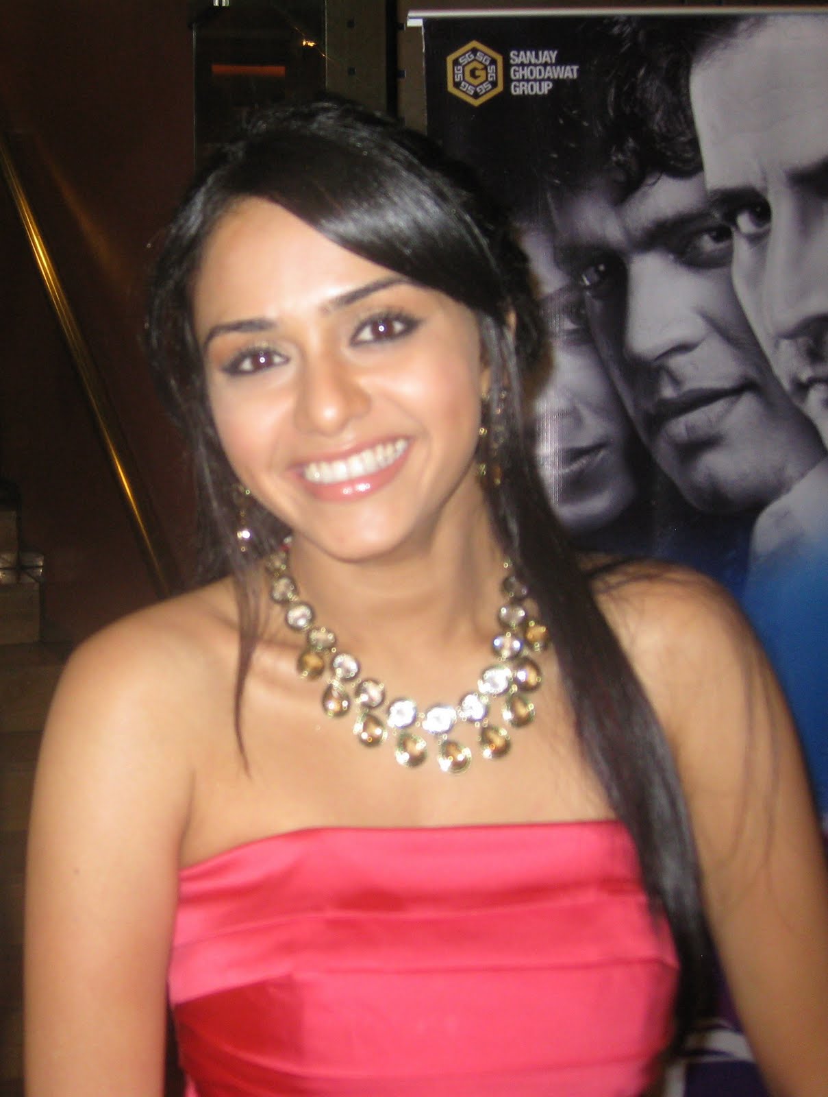 http://3.bp.blogspot.com/_jynCnIdwsk4/S8hLnJaQYDI/AAAAAAAABmM/kzf9r4zS4DU/s1600/Marathi-actress-wallpapers-003-amruta-khanvilkar.jpg