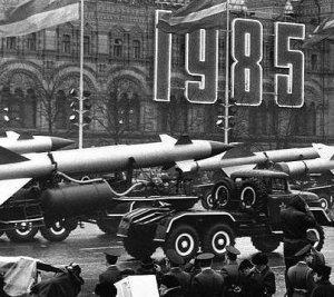 [soviet_cold+war+parade.jpg]
