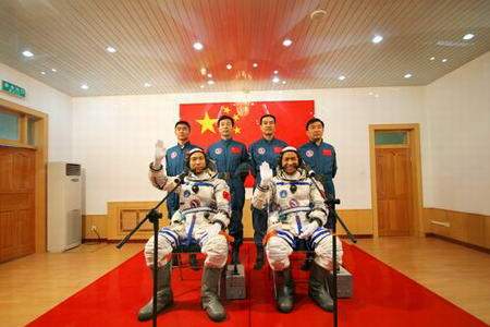 [china+shenzhou+6+crew.jpg]