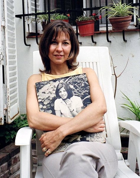 [4_AleDixonWithPhotoOfPatricia.jpg]