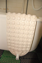 The ceramic mat, placed at the bottom of the bath tub