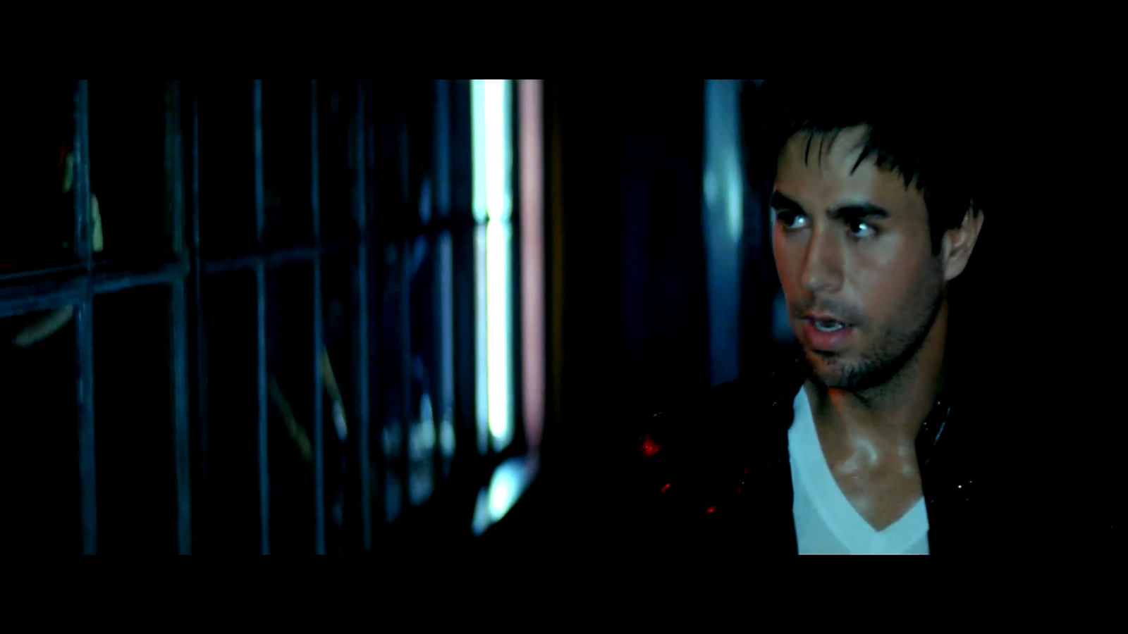 Enrique iglesias i like it. Девушка в клипе энрике иглесиаса duele el corazon. Иглесиас 2008. Энрике видеоклип. Энрике видеоклип.