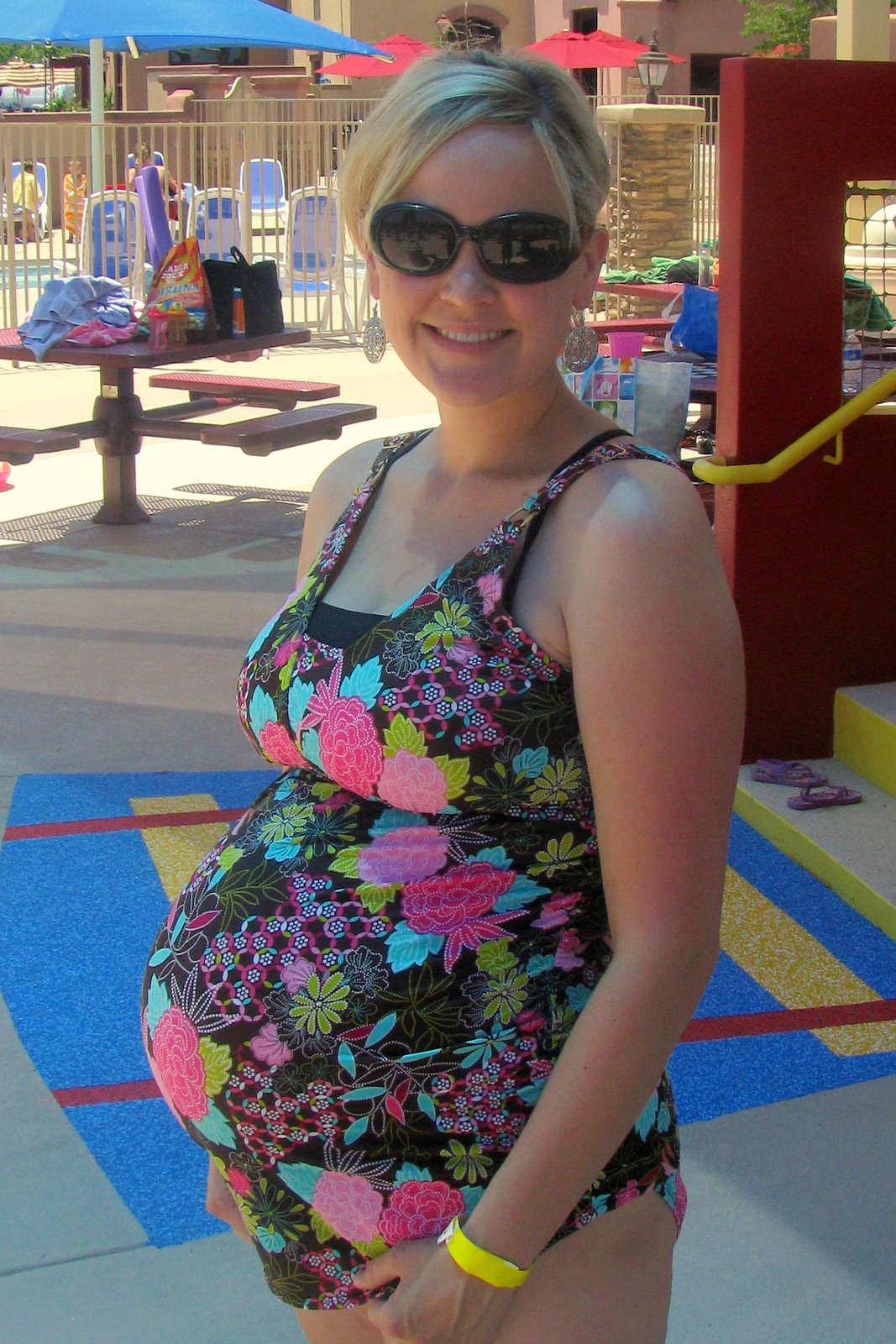Johansen Family More Pool Time as a Family! 36 Weeks Prego!