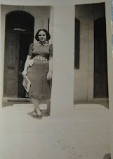 المرحومة لمياء صلاح على باب منزلهم في طولكرم، 1938م