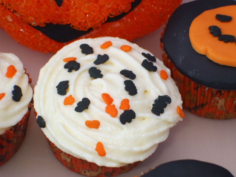 [bats+&+pumpkin+cupcake.JPG]