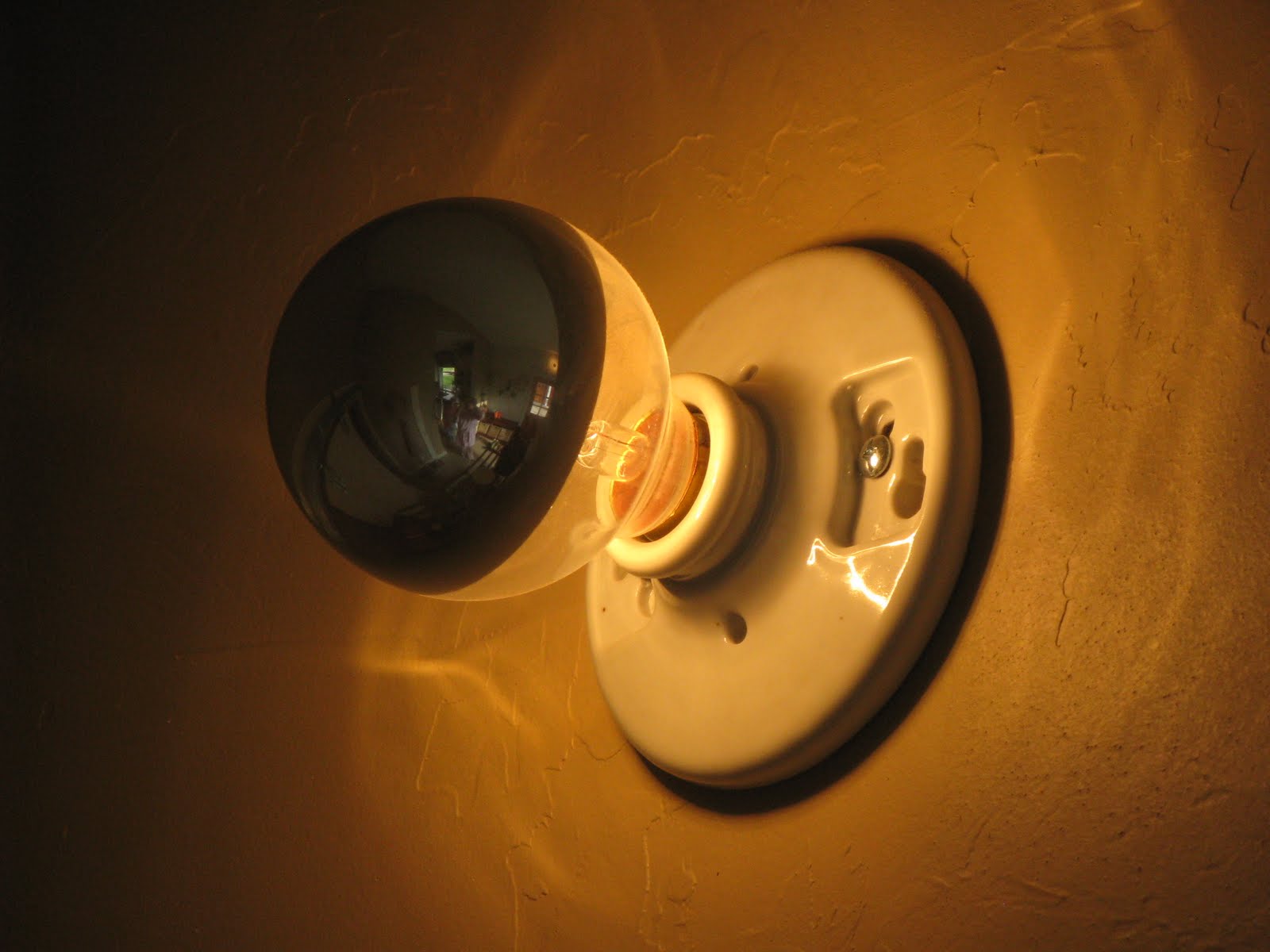 Keyless light fixtures