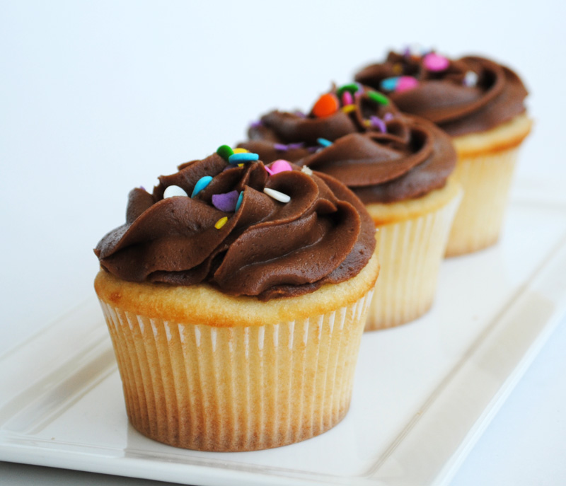 Leanne bakes: Vanilla Cupcakes with the Best Chocolate ... Leanne bakes: Vanilla Cupcakes with the Best Chocolate ...