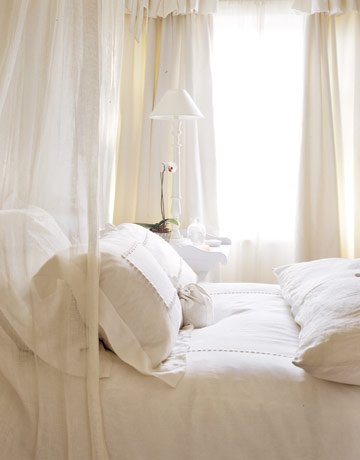 [Bedroom-white-linens-HTOURS1205-de.jpg]
