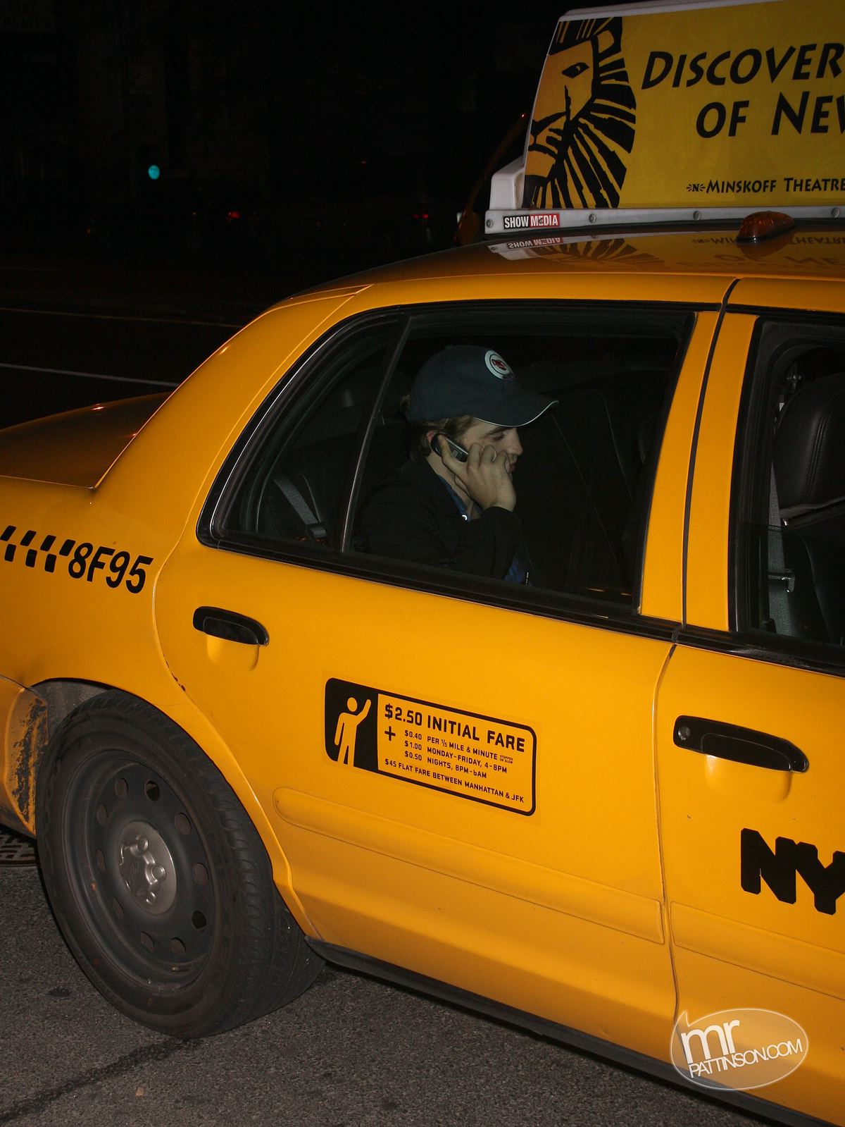 [Robert+Pattinson+NYC+061109-4.JPG]