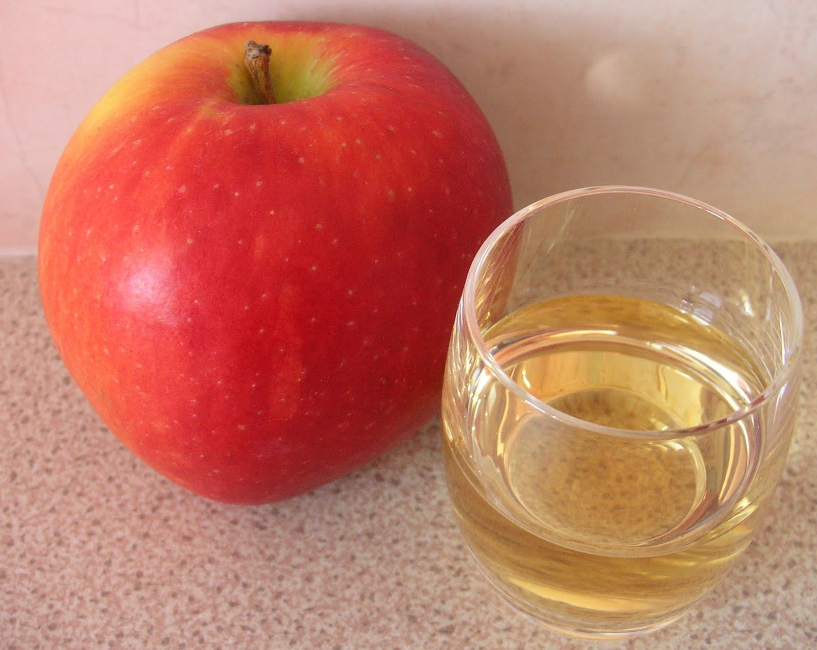 Mrs Portions' Potables Applicious liqueur