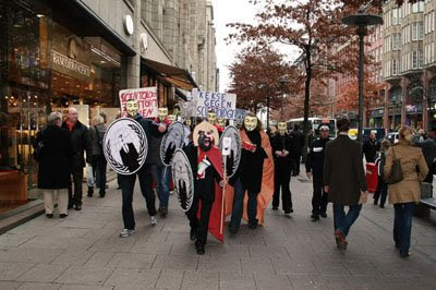 Anonymous zieht durch die Mönchebergstraße