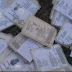 कचरे की तरह फेके गए वोटर आईडी कार्ड