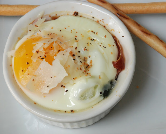 CupCakes and CrabLegs: Baked Egg With Prosciutto, Asparagus and Tomato