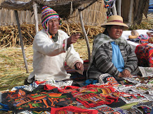 Los Uros families selling crafts