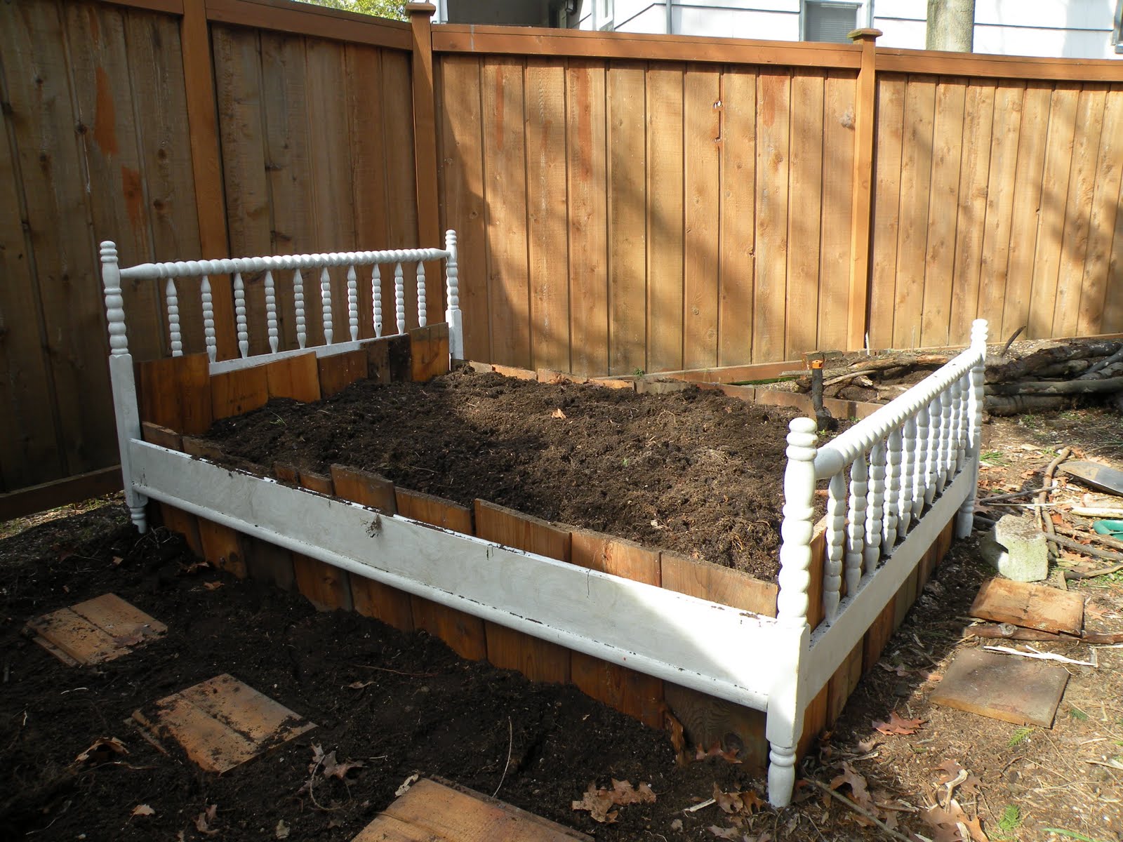 One Robin Road Upcycled Flower Bed