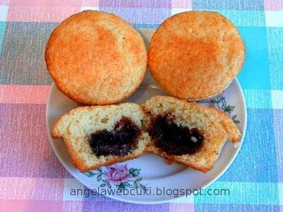 Csokitojással töltött muffin, de bármilyen bon-bonnal is lehet.