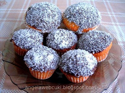 Kókuszos poharas muffin, citromos kókuszos ízesítésű, olvasztott étcsokoládéval bevont, kókuszreszelékkel megszórt sütemény. 