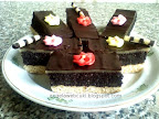 Mákos marcipános sütemény, vékony marcipán réteggel és csokoládémázzal a tetején.