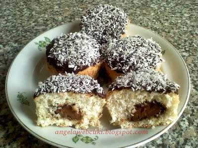 Bounty muffin 2 recept, kókuszos sütemény, tejcsokoládéval és kókuszreszelékkel a tetején.