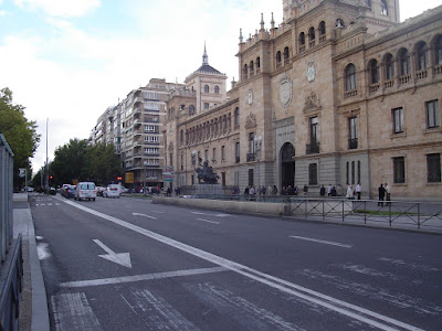 Paseo de Zorrilla con la Academia de Caballería al fondo