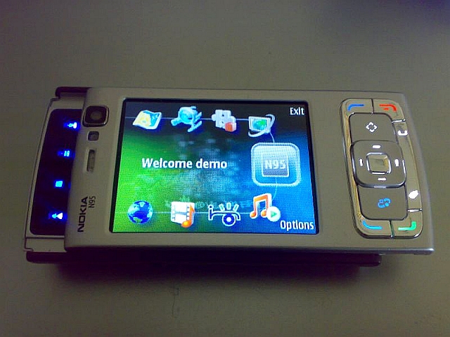 [Nokia_N95_DarlaMackFlickr.jpg]