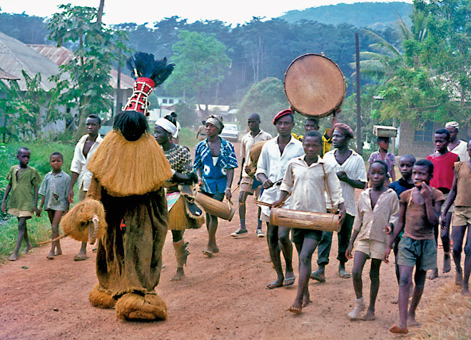 Falwi Devil with attendants at Kenema