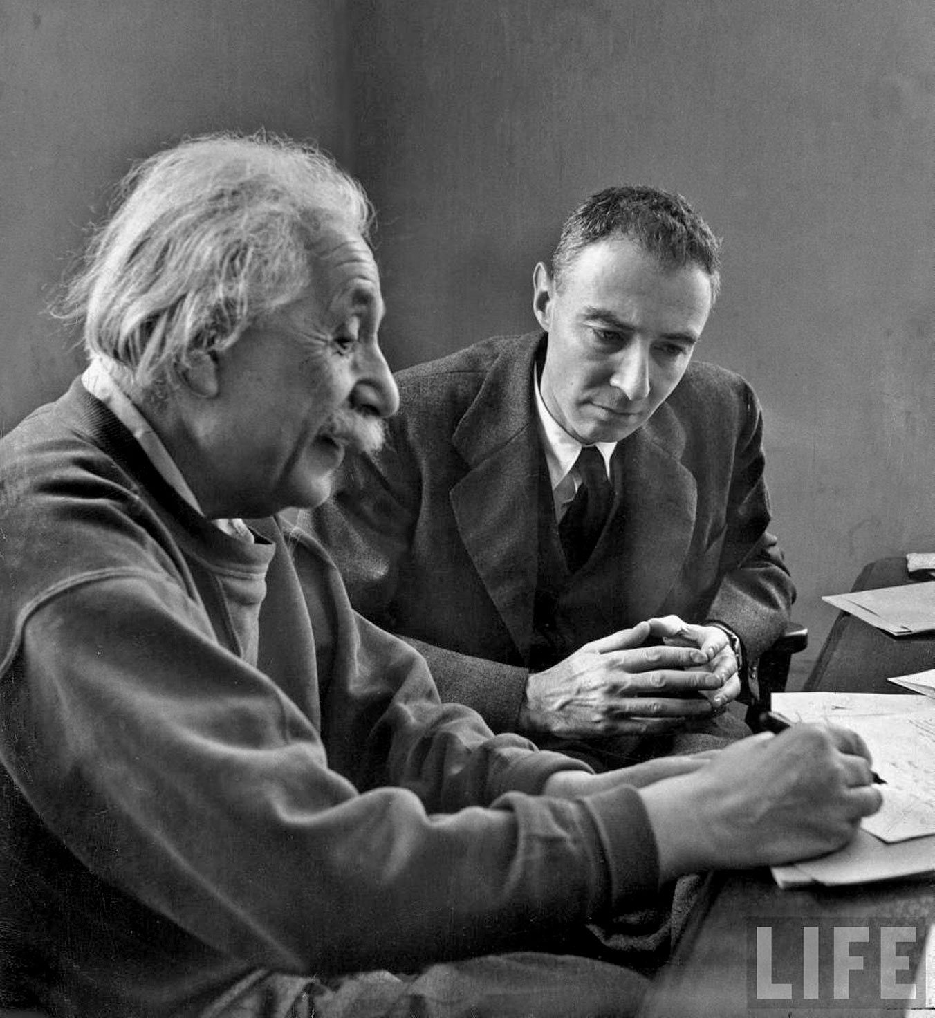 [Robert-Oppenheimer-Alfred-Eisenstaedt-1947-2.jpg]
