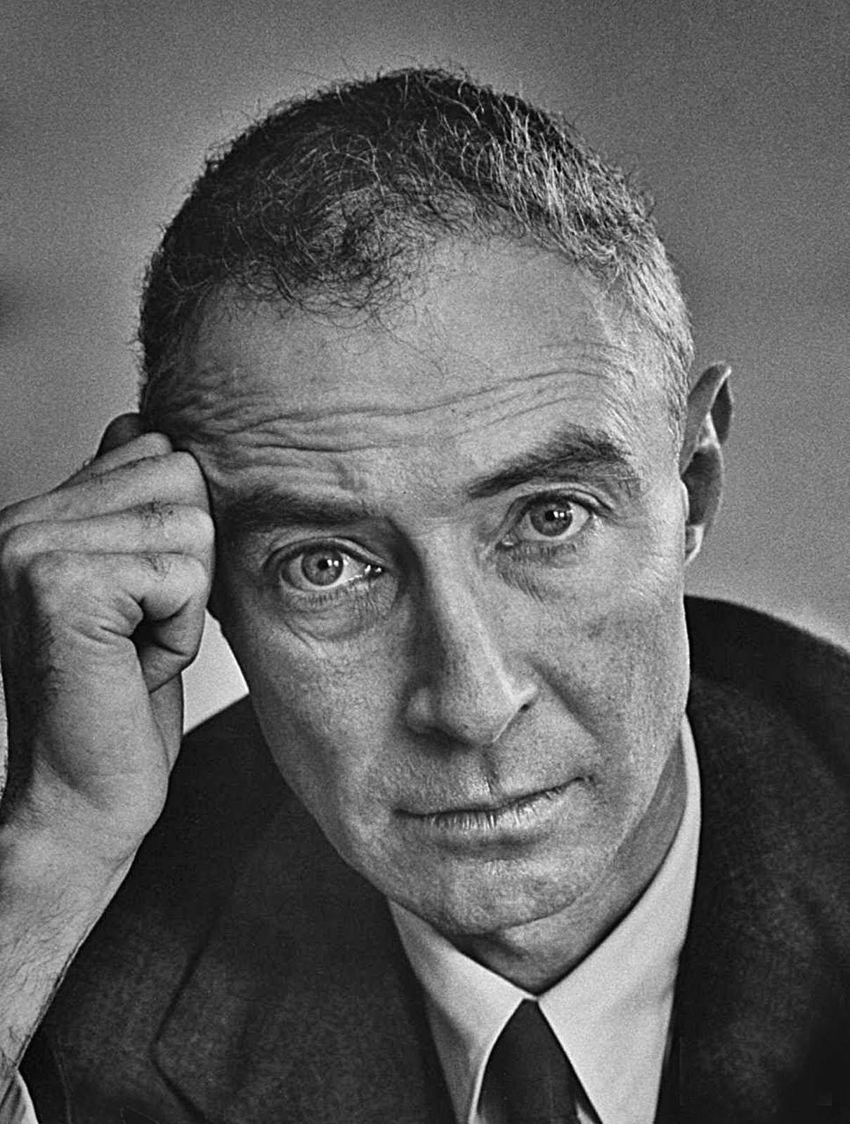 [Robert-Oppenheimer-Alfred-Eisenstaedt-1954.jpg]