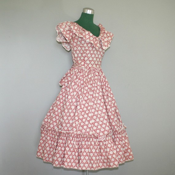 Cream colored ponies & crisp rhubarb strudels...: Vintage dresses I'm ...