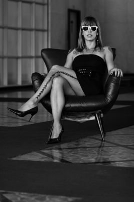 [Lady+Leg+at+lounge+2.jpg]