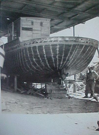 Barco camaronero contruido por obreros eldoradenses