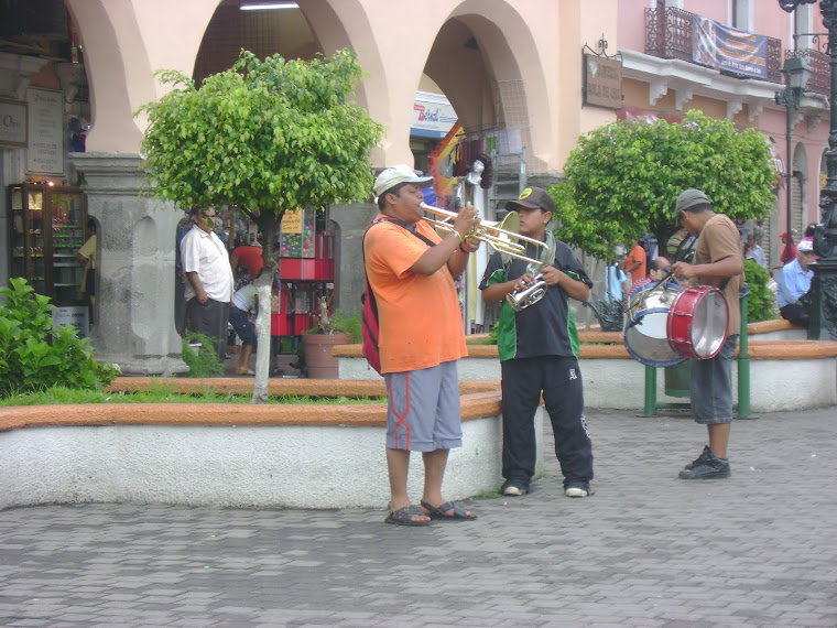 Músicos callejeros en la plazuela de Tepic, Nayarit