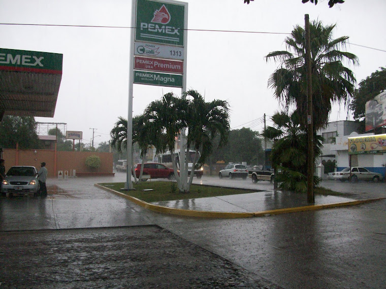 Tarde lluviosa en la gasolinera de la Colonia Gabirel Leyva