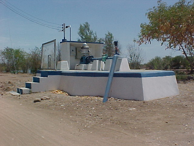 Antigua toma de agua en la orilla del Río Humaya