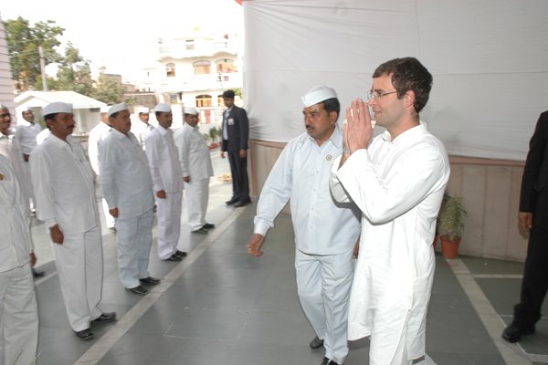 [Guard+Of+Honour+To+Rahul+Gandhi.jpg]