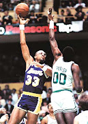 Kareem shoots over the Chief