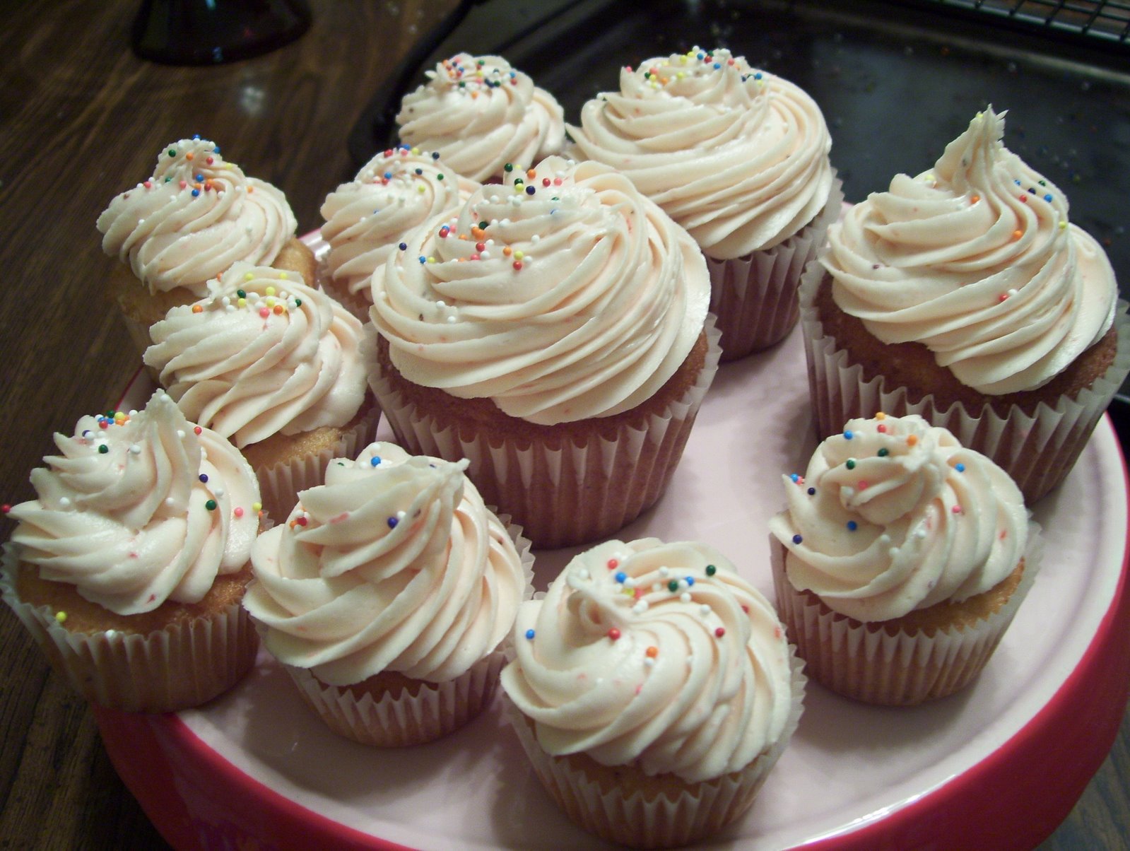 [straw+cupcakes.jpg]