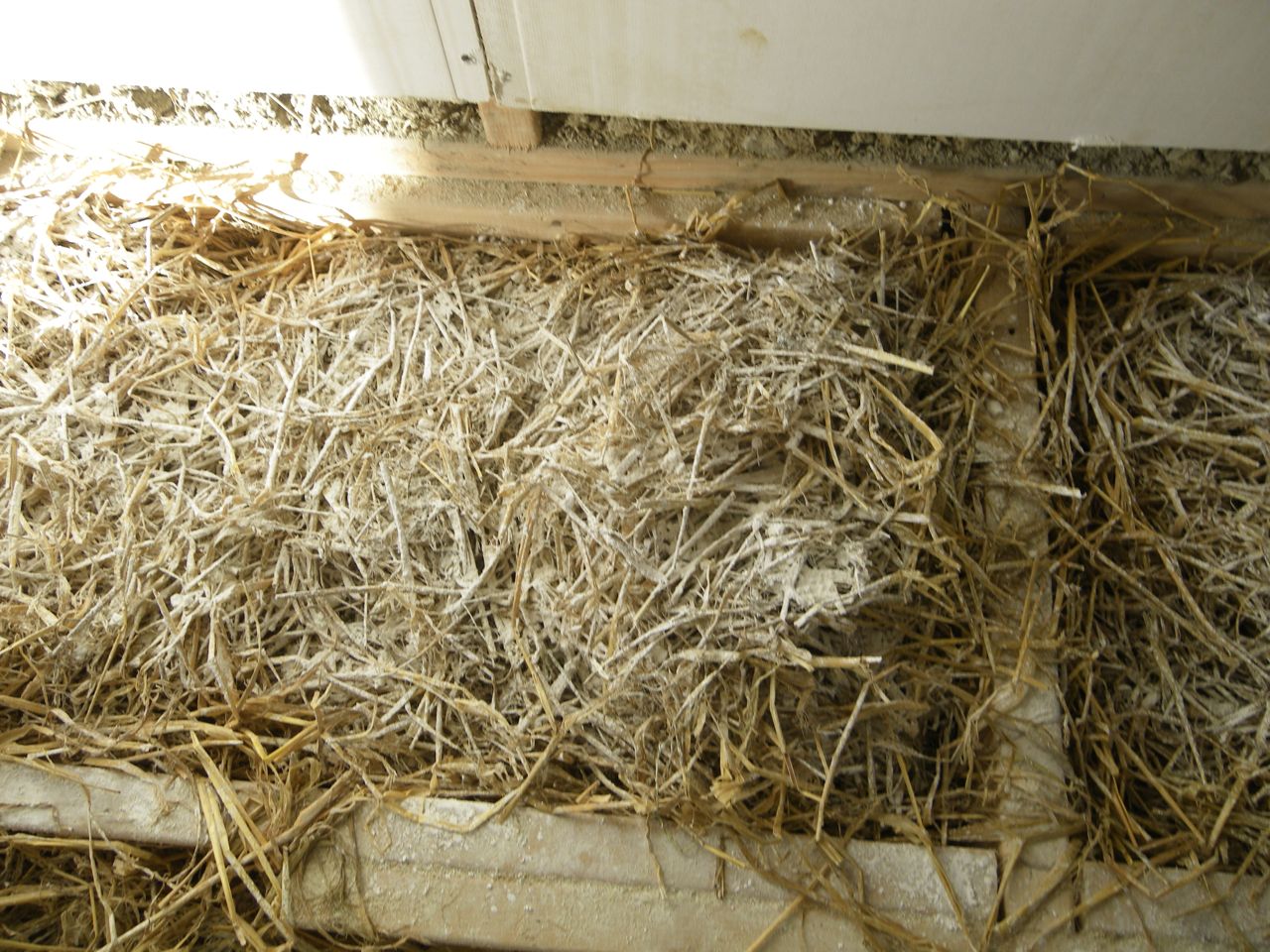 5253 Build StrawLime Insulation in Floor