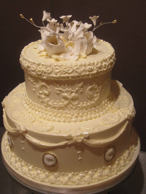 Here are two elegant wedding cakes that I think you will all enjoy