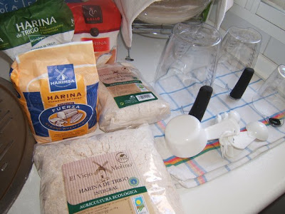 Harinas y utensilios para hacer pan / Farines et ustensiles pour faire du pain